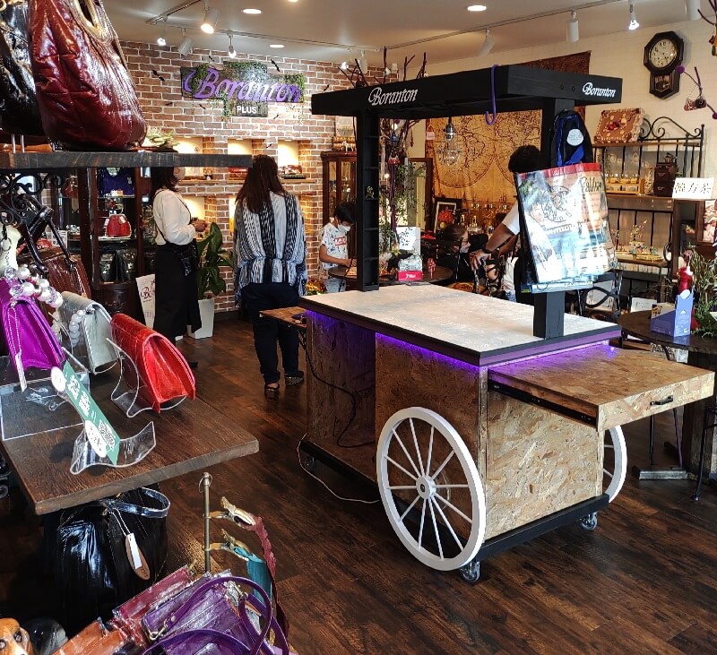 ボラントン・プラス国立店ワゴン（什器）