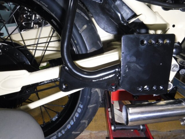 HONDA CD125T のステップベースプレート